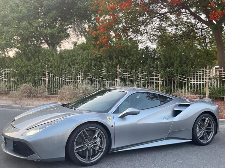 在迪拜租赁灰色 Ferrari 488 GTB 0