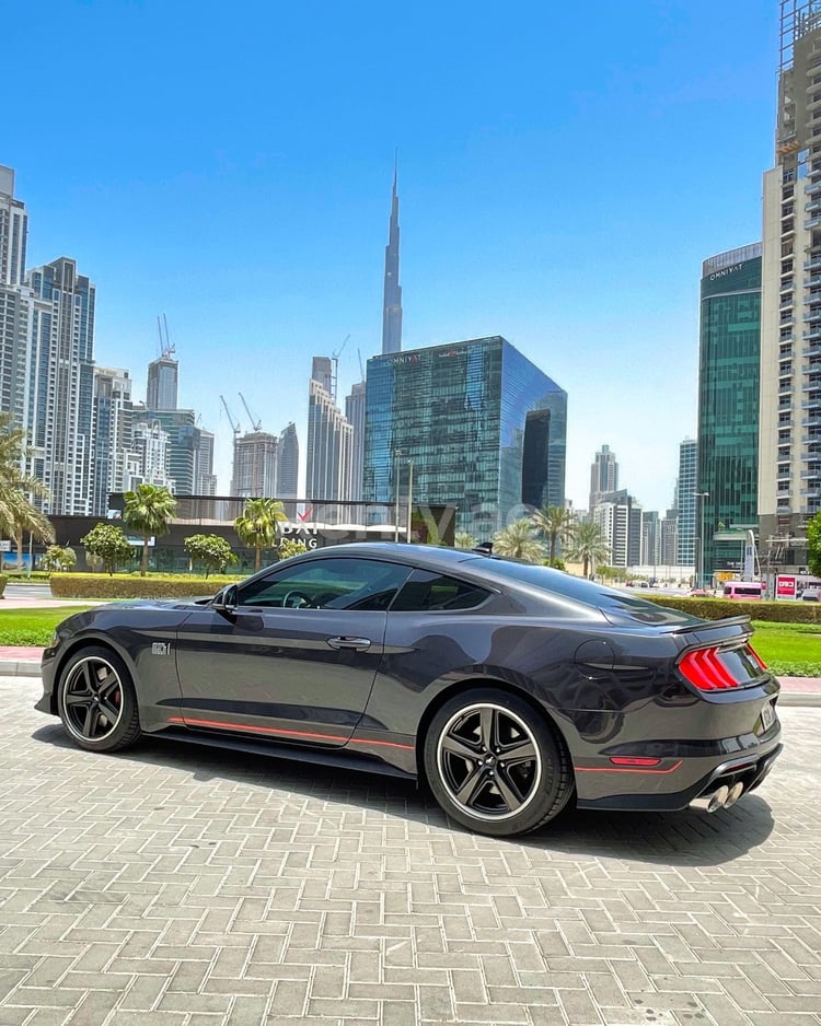 اللون الرمادي Ford Mustang Mach 1 V8 للإيجار في أبو ظبي 2