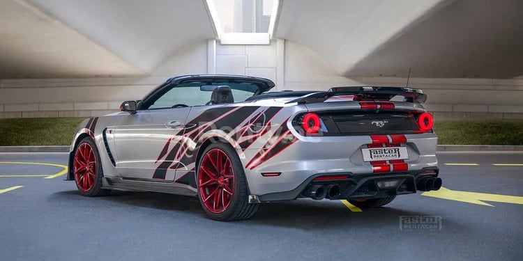 اللون الرمادي Ford Mustang للإيجار في أبو ظبي 1