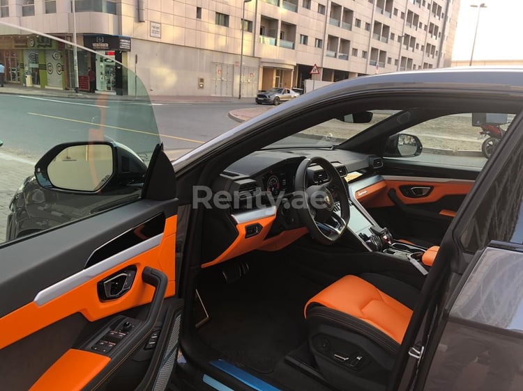 Grise Lamborghini Urus en location à Abu-Dhabi 0