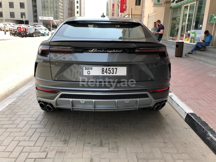 Grigio Lamborghini Urus in affitto a Dubai 3