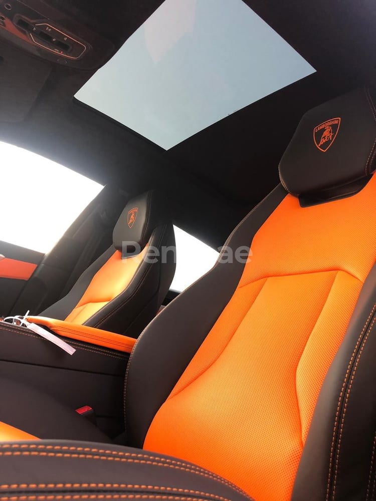 اللون الرمادي Lamborghini Urus للإيجار في دبي 4