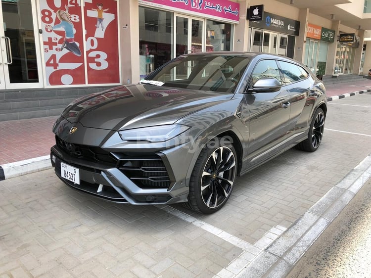 Gris Lamborghini Urus en alquiler en Dubai 5