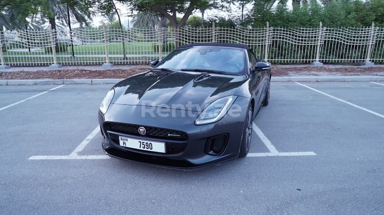 Grigio Jaguar F-Type in affitto a Abu-Dhabi 0