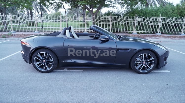 Grigio Jaguar F-Type in affitto a Abu-Dhabi 1