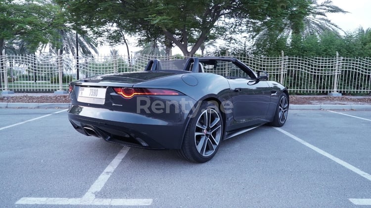 اللون الرمادي Jaguar F-Type للإيجار في دبي 2