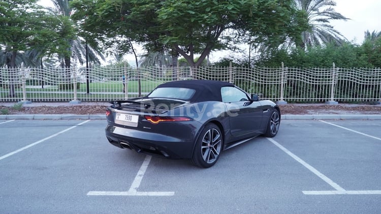 Grise Jaguar F-Type en location à Abu-Dhabi 4