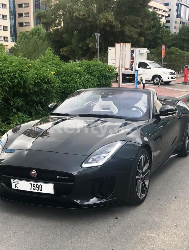 Gris Jaguar F-Type en alquiler en Abu-Dhabi 5