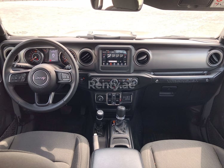 Grigio Jeep Wrangler Unlimited Sports in affitto a Abu-Dhabi 1