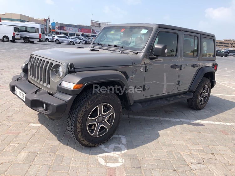 Gris Jeep Wrangler Unlimited Sports en alquiler en Dubai 5