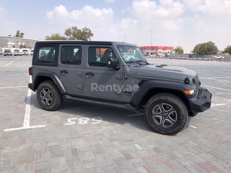 Gris Jeep Wrangler Unlimited Sports en alquiler en Dubai 8