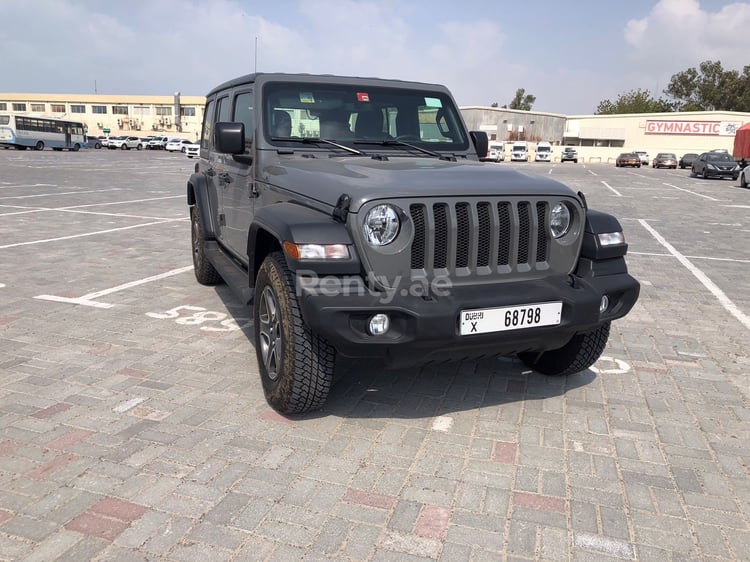 Gris Jeep Wrangler Unlimited Sports en alquiler en Dubai 9