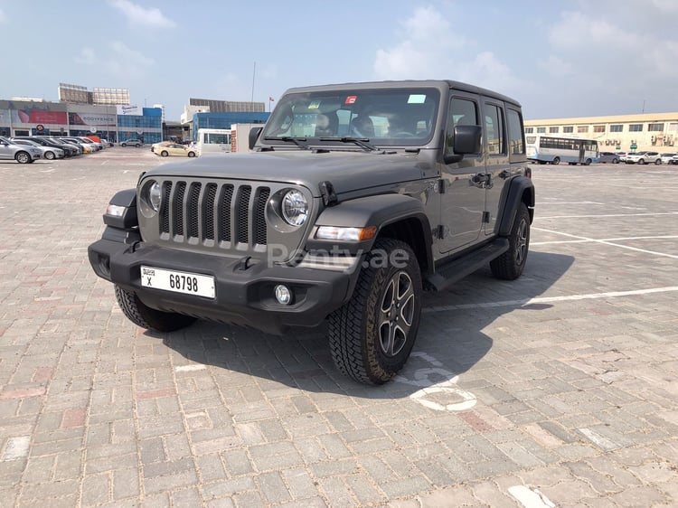 Grise Jeep Wrangler Unlimited Sports en location à Dubai 10