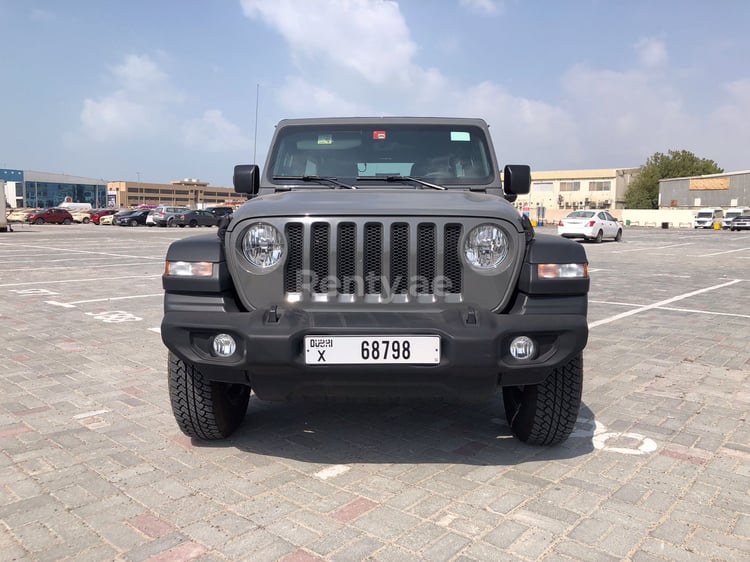 Grise Jeep Wrangler Unlimited Sports en location à Dubai 11