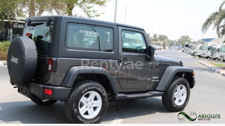 اللون الرمادي Jeep Wrangler للإيجار في دبي 0