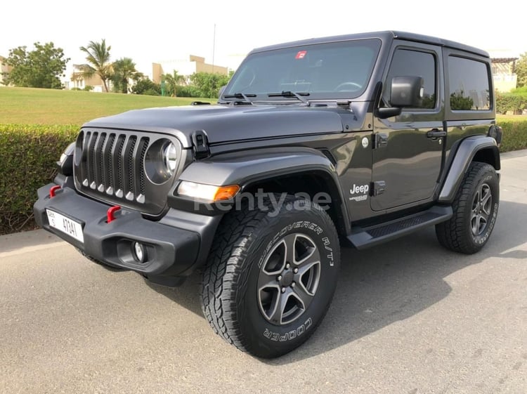 Grau Jeep Wrangler zur Miete in Abu-Dhabi 0