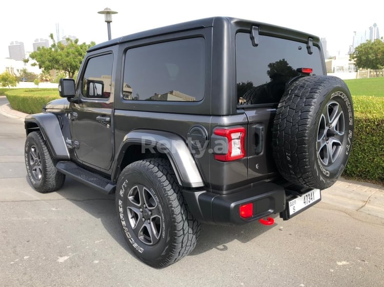 Grau Jeep Wrangler zur Miete in Dubai 3