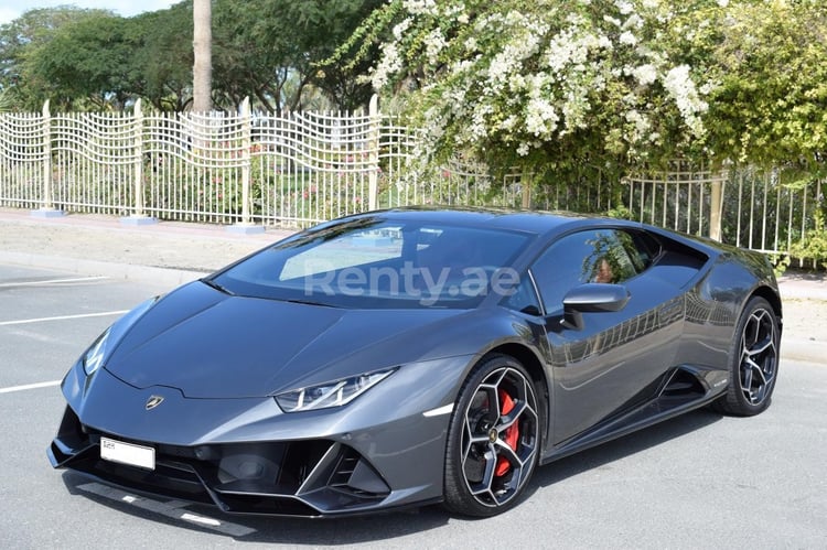 Grigio Lamborghini Evo in affitto a Abu-Dhabi 0