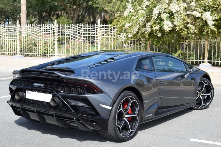 Grigio Lamborghini Evo in affitto a Dubai 1