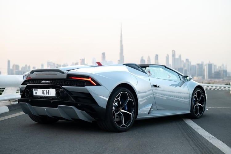 Gris Lamborghini Huracan Evo Spyder en alquiler en Abu-Dhabi 0