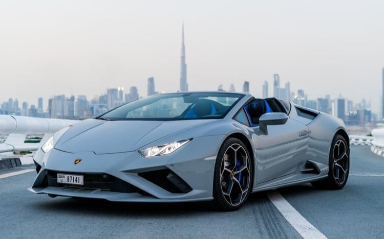 Grise Lamborghini Huracan Evo Spyder en location à Sharjah