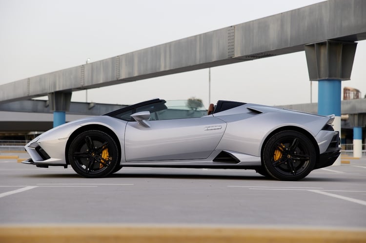 Grigio Lamborghini Huracan Evo Spyder in affitto a Abu-Dhabi 0