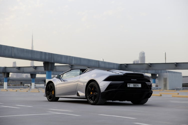 اللون الرمادي Lamborghini Huracan Evo Spyder للإيجار في دبي 1