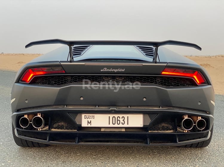 Grise Lamborghini Huracan en location à Abu-Dhabi 2