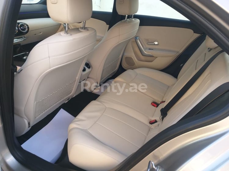 Gris Mercedes A 220 en alquiler en Sharjah 4