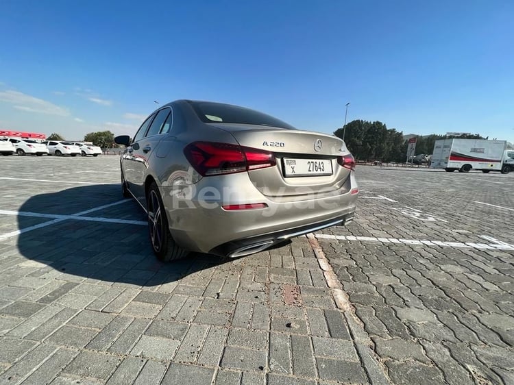 Grigio Mercedes A 220 in affitto a Abu-Dhabi 12