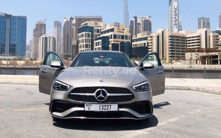 اللون الرمادي Mercedes C 200 new Shape للإيجار في الشارقة