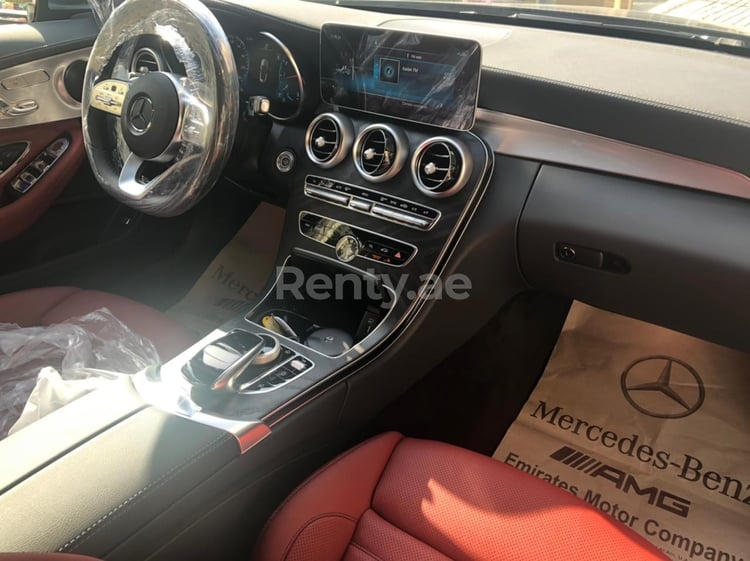 在迪拜租赁深灰色 Mercedes C200 Cabrio 3