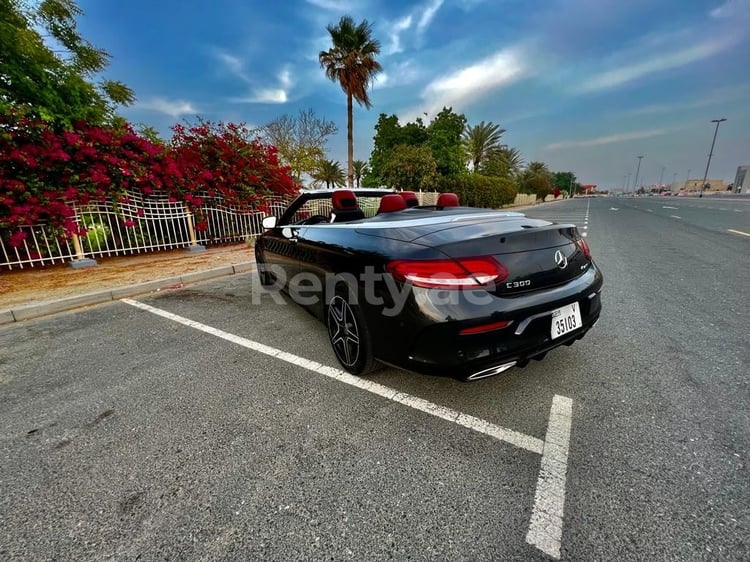 Schwarz Mercedes C300 Convertible zur Miete in Abu-Dhabi 2