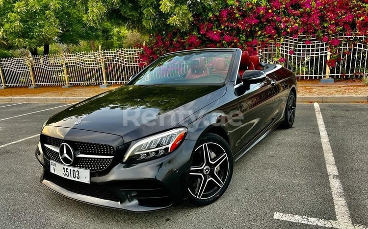 Schwarz Mercedes C300 Convertible zur Miete in Sharjah