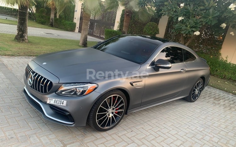 اللون الرمادي Mercedes C300 للإيجار في دبي