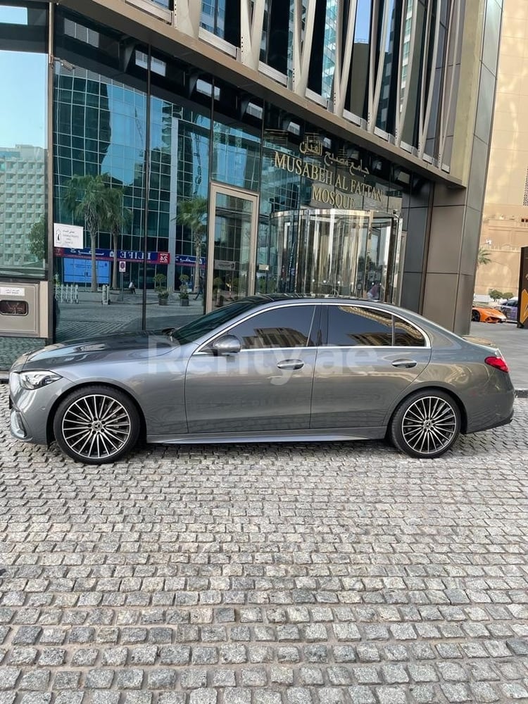 اللون الرمادي Mercedes C200 للإيجار في أبو ظبي 1