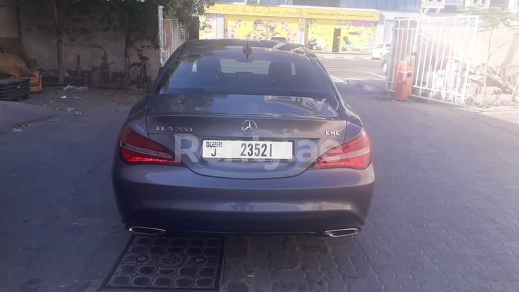 اللون الرمادي Mercedes CLA 200 للإيجار في أبو ظبي 2