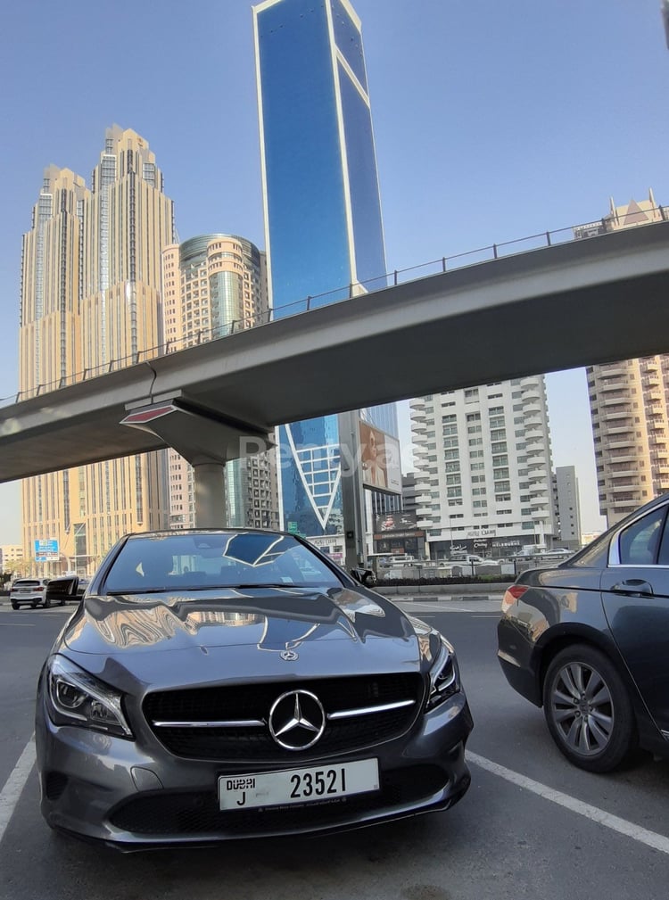 اللون الرمادي Mercedes CLA 200 للإيجار في دبي 4