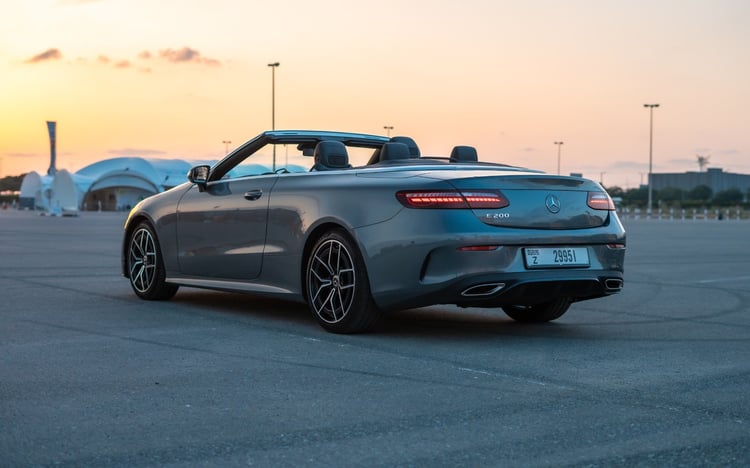 Dunkelgrau Mercedes E200 Cabrio zur Miete in Abu-Dhabi 3