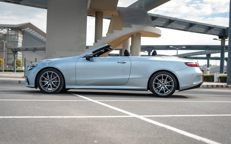 Gris Mercedes E200 Cabrio en alquiler en Sharjah 1