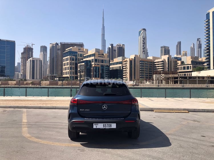 Grigio Mercedes EQA FULL ELECTRIC in affitto a Abu-Dhabi 12