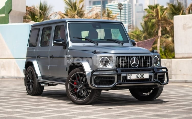 Grise Mercedes G63 AMG en location à Sharjah