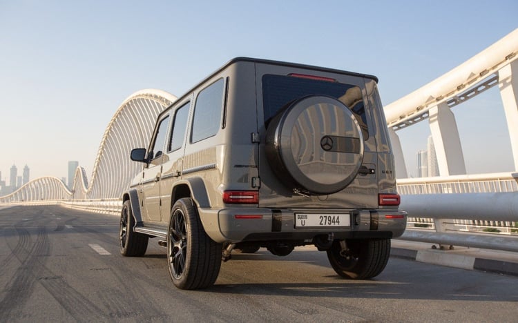 Grau Mercedes G63 AMG zur Miete in Dubai 2