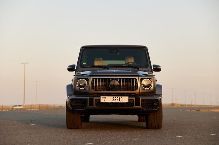 Grise Mercedes G63 AMG en location à Dubai 0