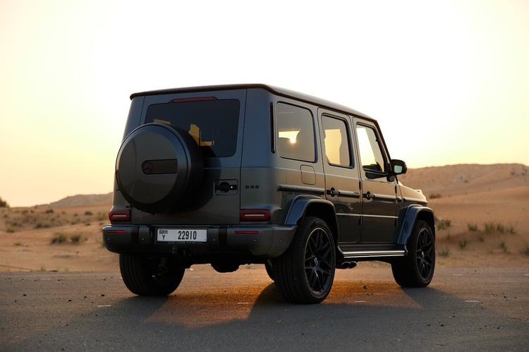 Grau Mercedes G63 AMG zur Miete in Dubai 2