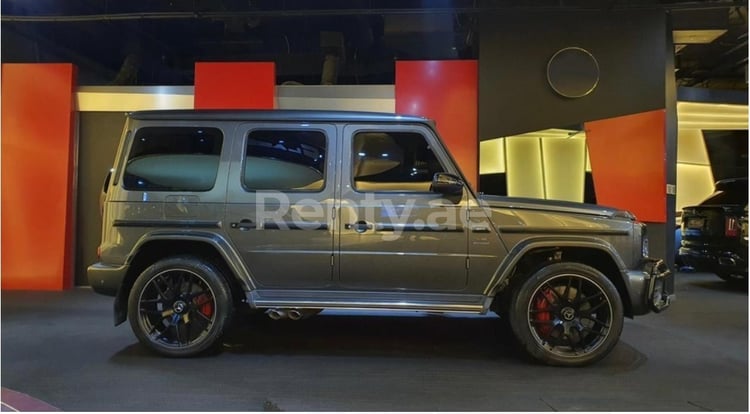 اللون الرمادي Mercedes G class للإيجار في دبي 1