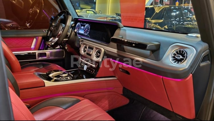 اللون الرمادي Mercedes G class للإيجار في أبو ظبي 4