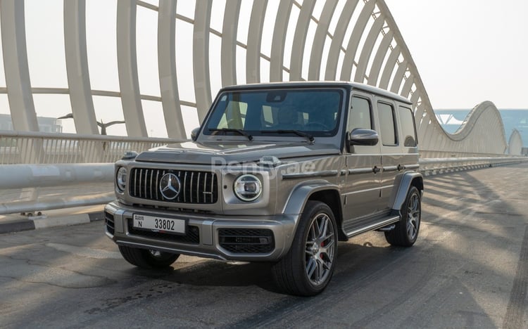 Grise Mercedes G63 AMG en location à Abu-Dhabi