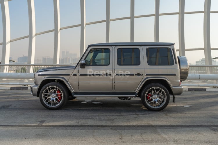 Серый Mercedes G63 AMG в аренду в Абу-Даби 0