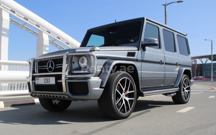 Grise Mercedes G63 en location à Sharjah